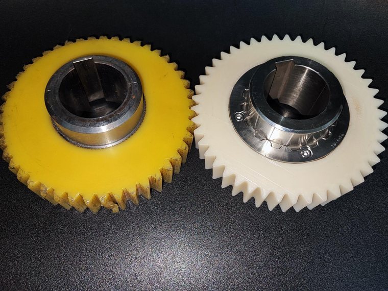 Engranaje OEM amarillo desgastado junto a su reemplazo impreso en 3D, mismo número de dientes