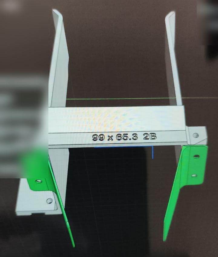 Modelo en computador de un soporte para riel, con las piezas nuevas resaltadas en verde