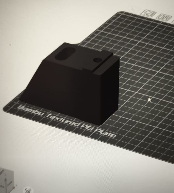 Un soporte negro sobre la placa de la impresora, en el programa de impresión